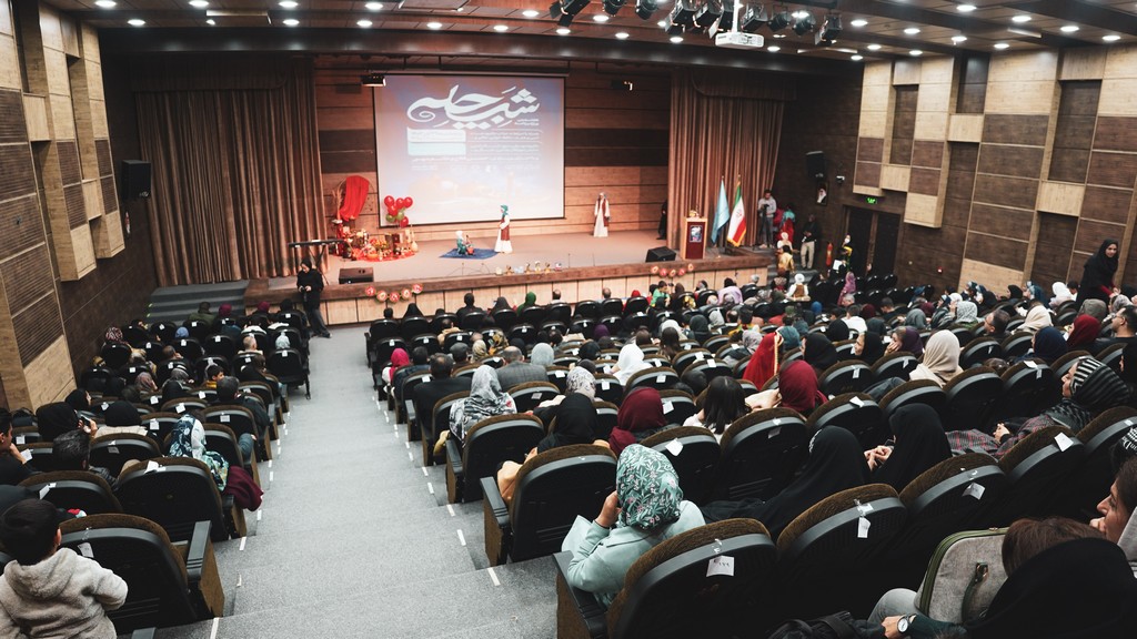 یلدا در کنار آرامگاه سعدی